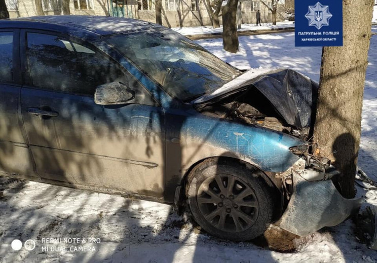 У Харкові водій Mazda влетів у дерево…