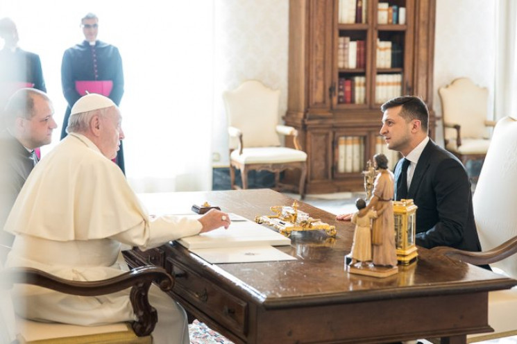 Зеленский попросил Папу Римского помочь…