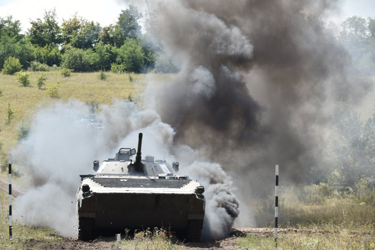 Бойовики на Донбасі знову гатять із важк…