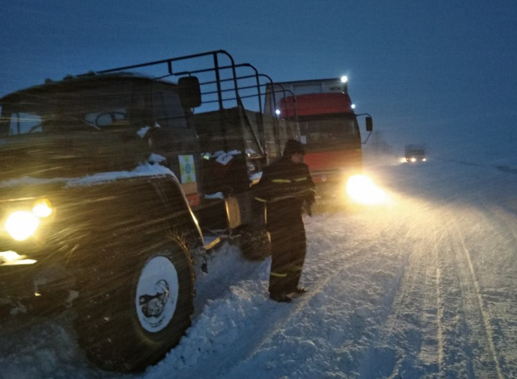 На херсонской трассе фура перекрыла путь…