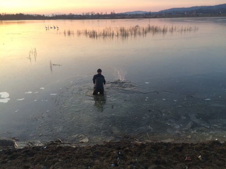 В Тячеве спасатели рубили лед, чтобы пом…
