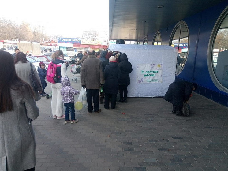 У Дніпрі жінкам на вулиці роздаватимуть…