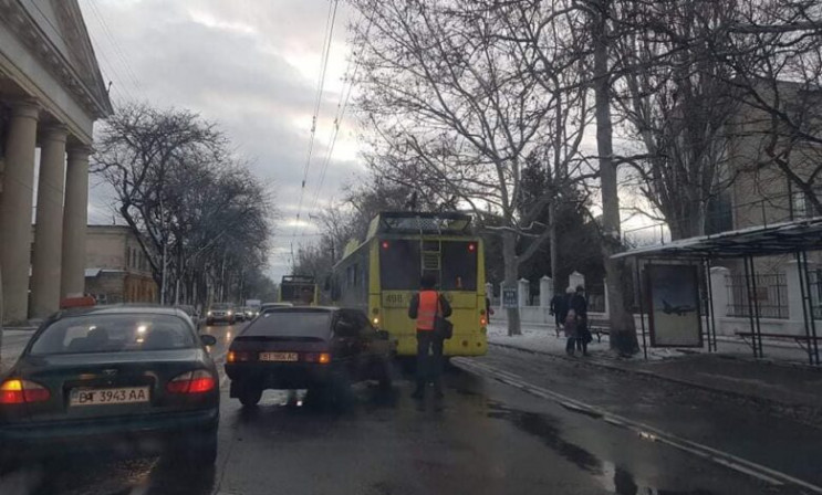 У центрі Херсона тролейбус з пасажирами…