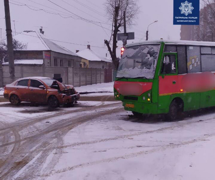 В Харькове пассажирский автобус на перек…