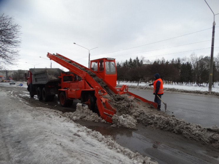 Як у Сумах дороги розчищають від снігу…