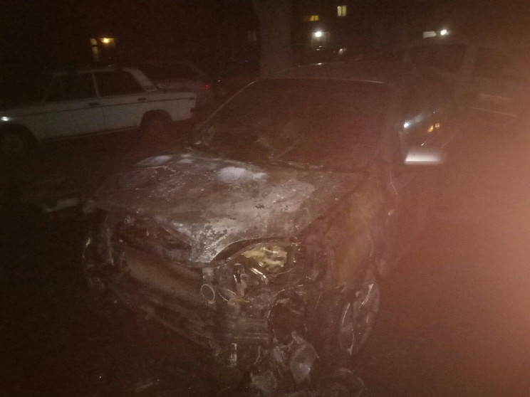 В центре Запорожья ночью горел автомобил…