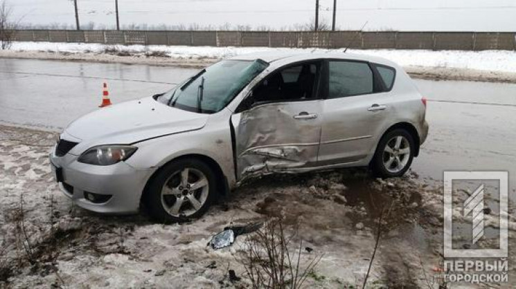 У Кривому Розі автівку на слизькій дороз…