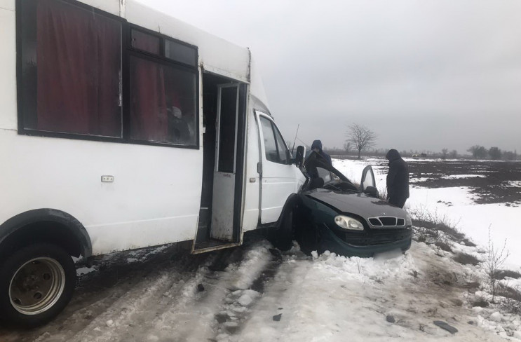 На Херсонщині легковик влетів у пасажирс…