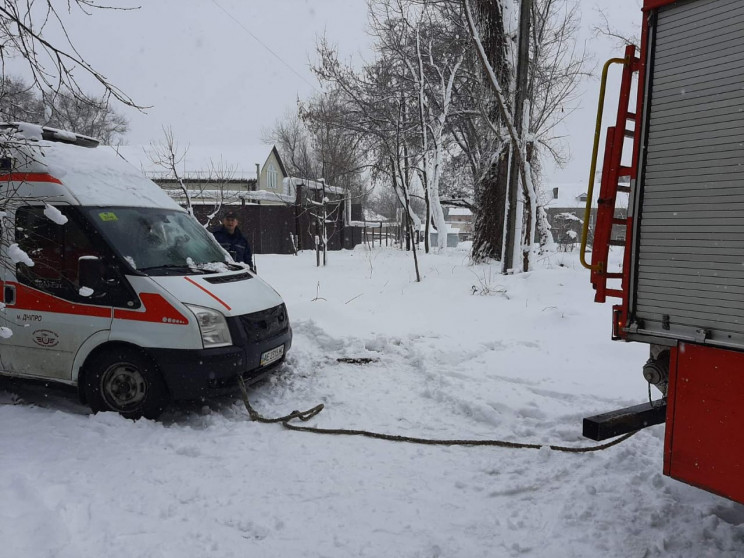 В Днепре в сугробе на нерозчищенной доро…