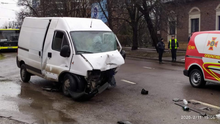 У Львові сталася масштабна ДТП, є постра…