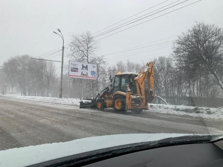 Как в Днепре коммунальщики расчищали дор…