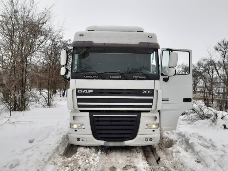 На в'їзді до Дніпра фура застрягла у зам…