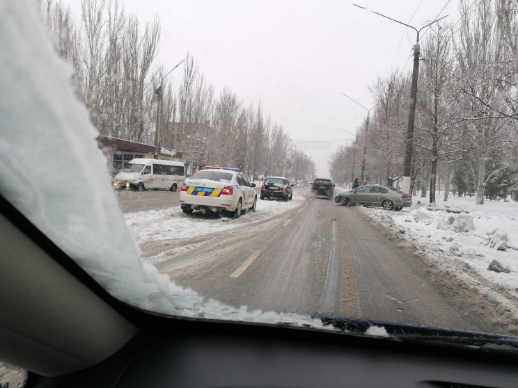 В Мелитополе на скользкой дороге побилис…