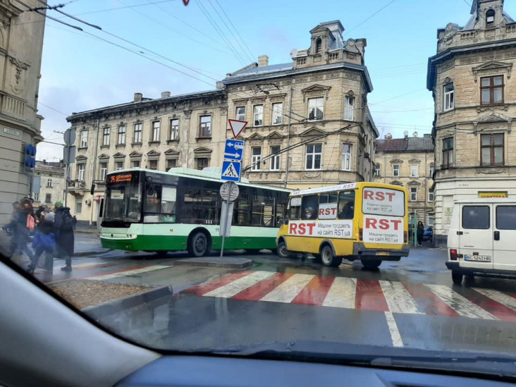 У центрі Львова зіткнулися маршрутка і т…