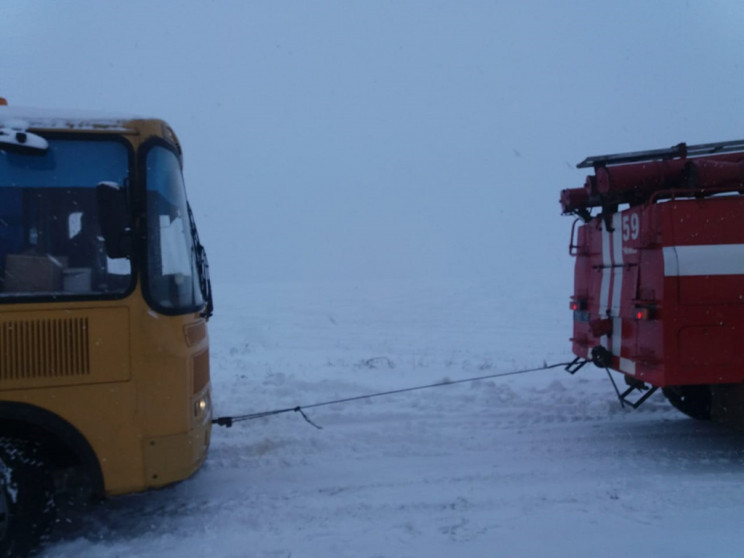 Шкільний автобус застряг у заметах на Дн…