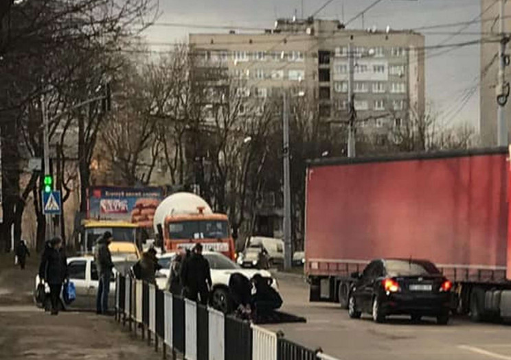 Автомобіль збив людину на переході у Льв…