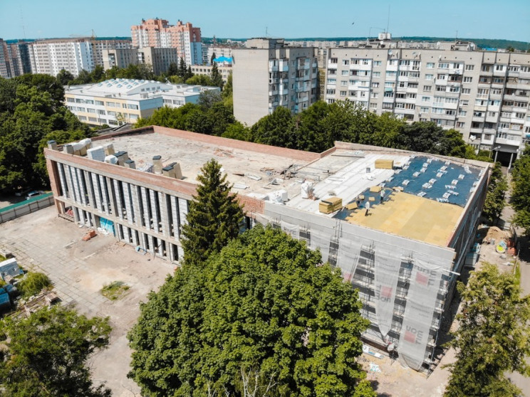 Досі не відремонтованому спорткомплексу…