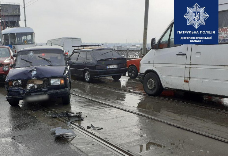 На мосту в Днепре столкнулись три автомо…