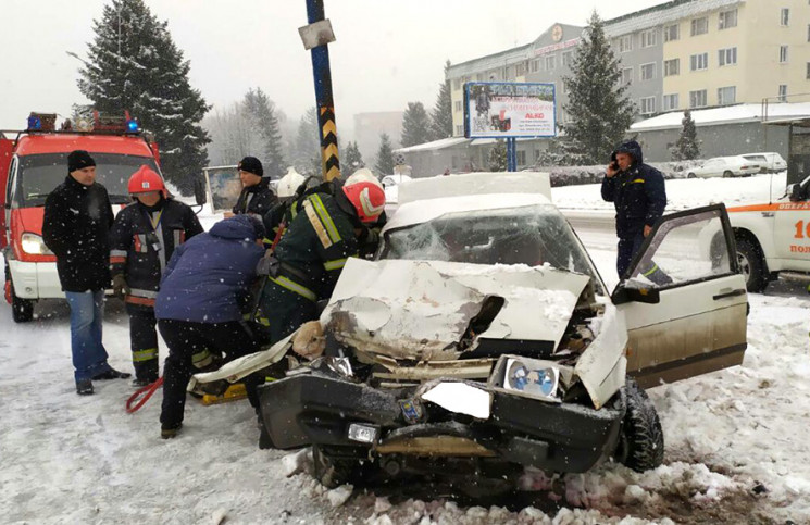 В Полтаве "ВАЗ" столкнулся с грузовиком:…