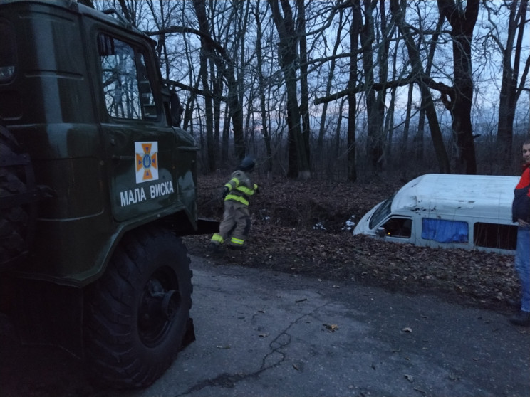 На Кропивниччині мікроавтобус злетів у к…