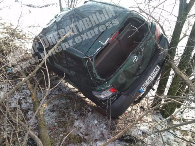 Рядом с Днепром автомобиль вылетел с тра…