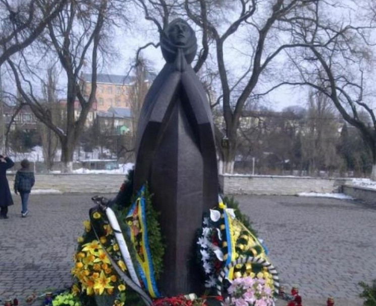 В Ужгороде возле памятника "Скорбящей ма…