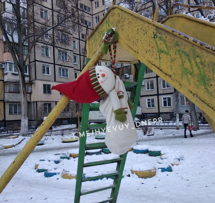 В Днепре на детской площадке повесился с…