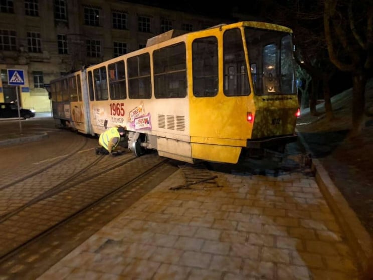 У Львові трамвай зійшов з рейок і перего…