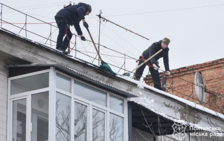 Сосульки больше не будут сбивать: В Полт…