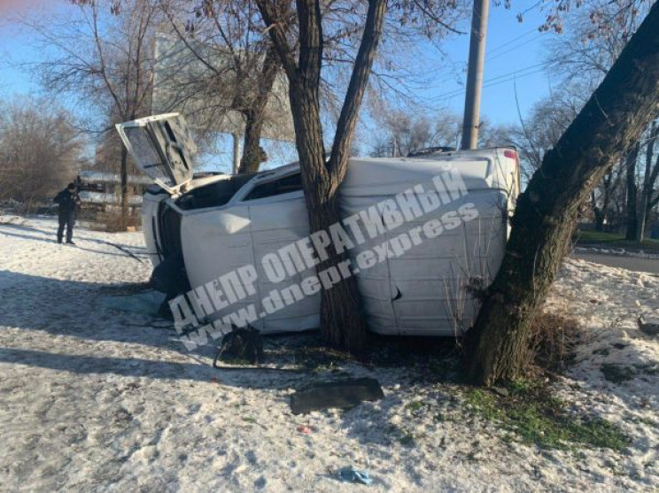 В Днепре микроавтобус вылетел с дороги и…