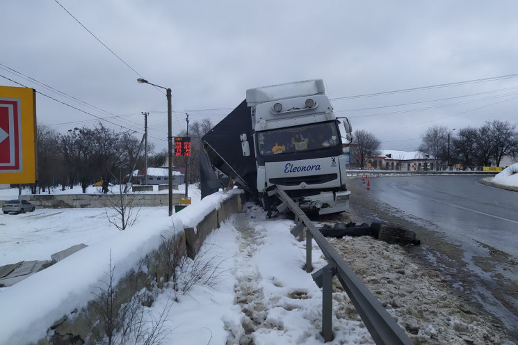 На Харківщині фура врізалася у відбійник…