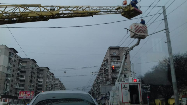 У Львові зупинився рух транспорту на одн…