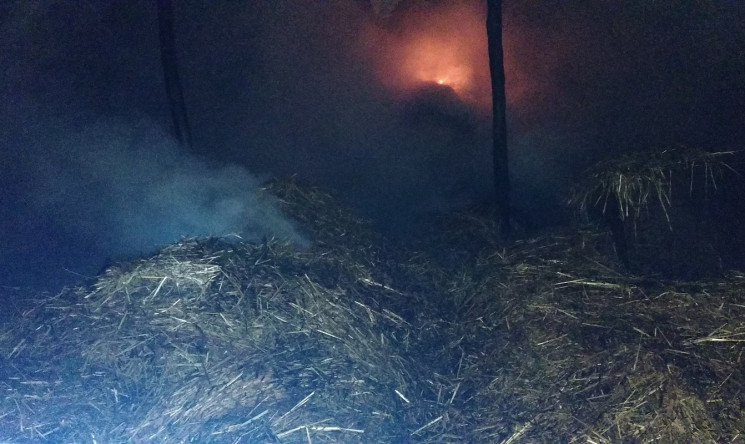 На Херсонщині потужна пожежа знищила 300…