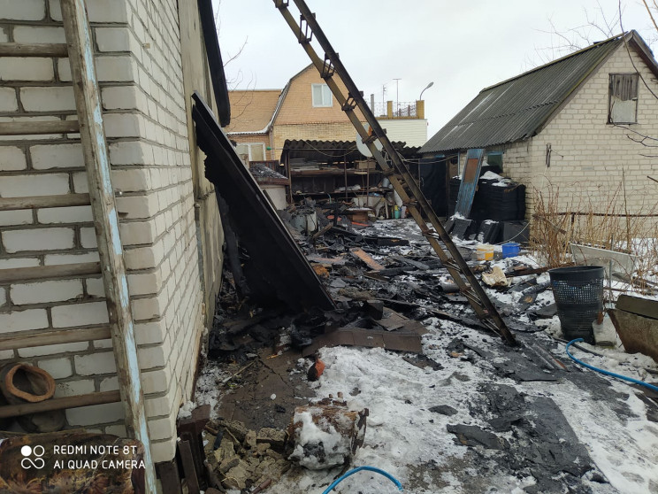 В Новолуганском от обстрела сгорел дом:…