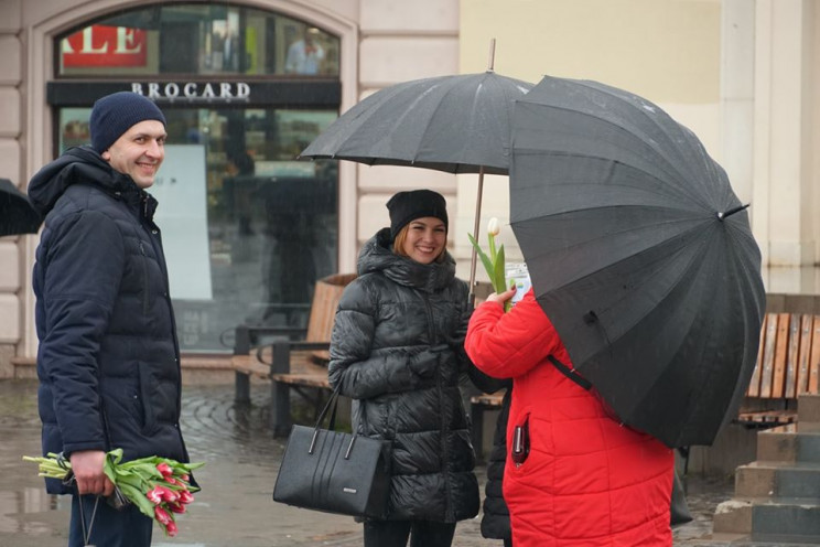 В центре Ужгорода прохожим раздавали цве…