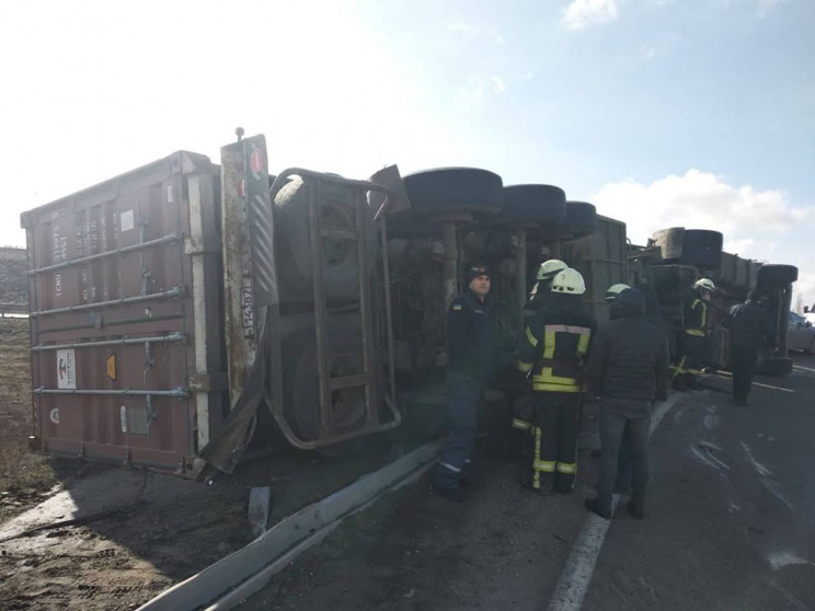 Під Одесою перекинулася вантажівка…