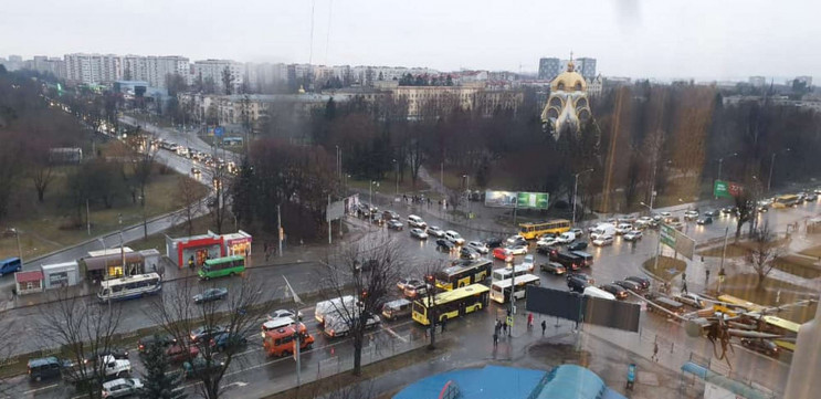 На виїзді зі Львова зупинився рух трансп…