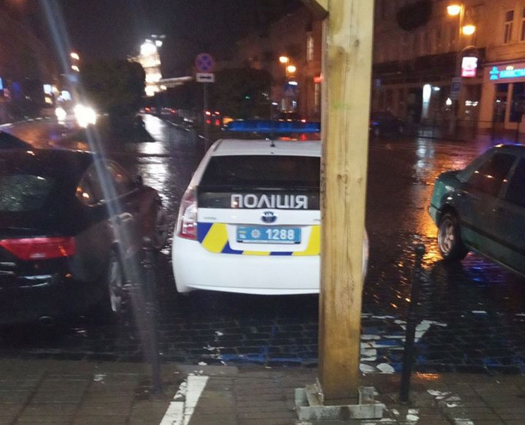 Як львівські автомобілі поліції паркують…