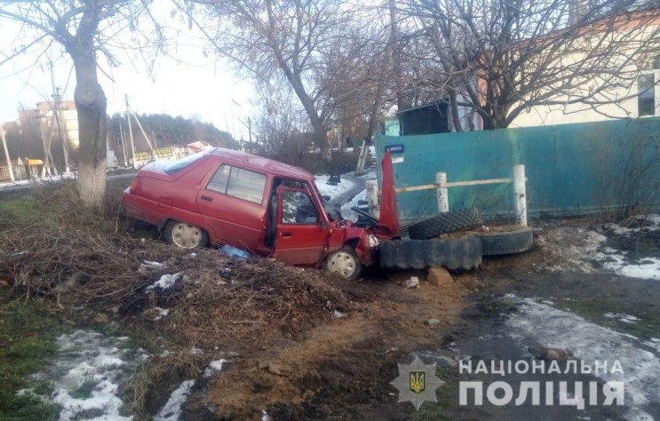 На Харківщині некероване авто ледь не вл…