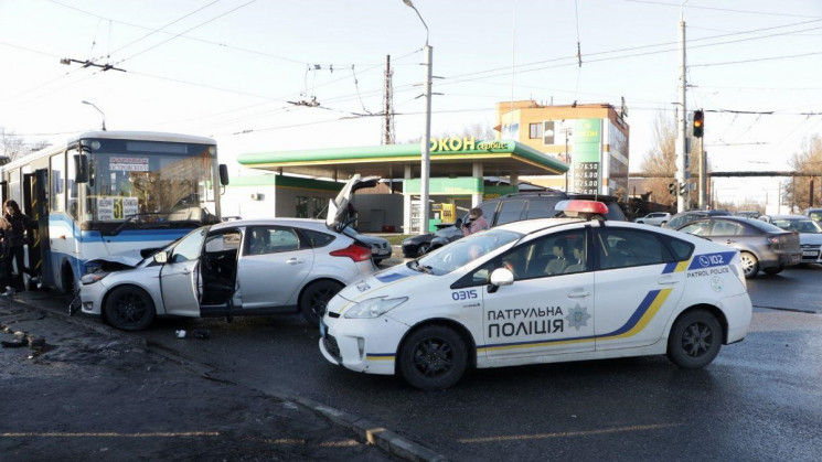 В Днепре Ford столкнулся с Lexus и прота…