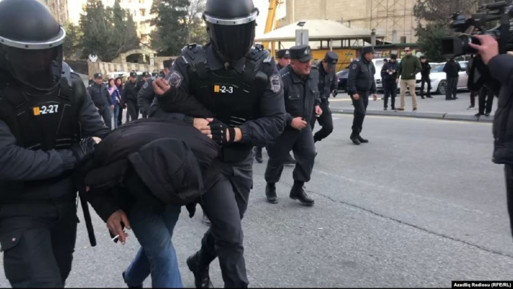 Протесты в Азербайджане: Полиция отловил…
