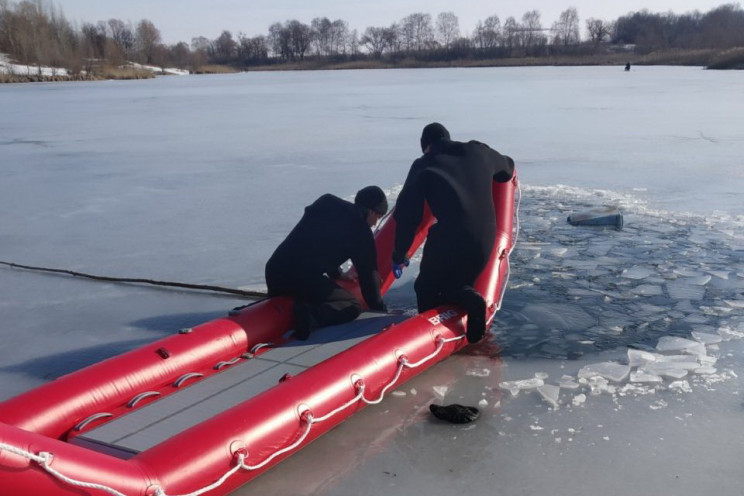 На Харківщині провалився під лід та пото…