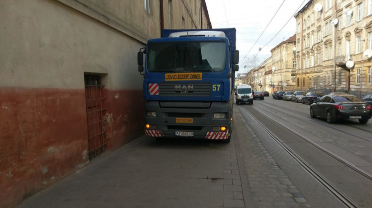 У Львові вантажівка запаркувалась на тро…