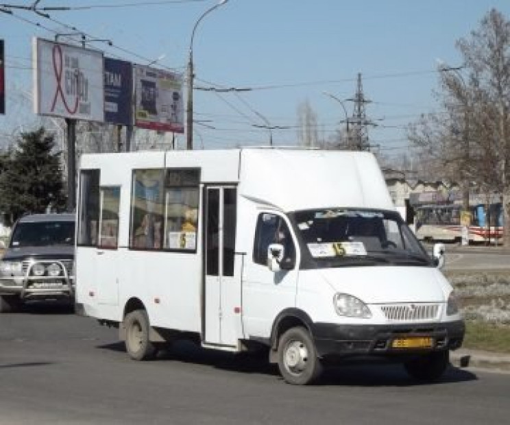 В Николаеве женщина выпала из маршрутки…