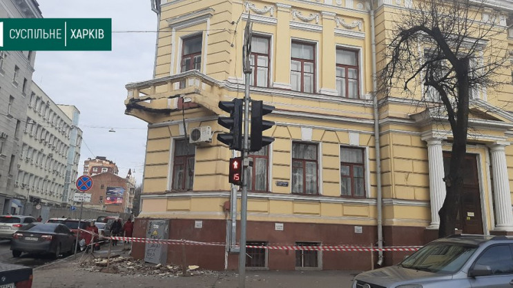 В центре Харькова на тротуар рухнул балк…