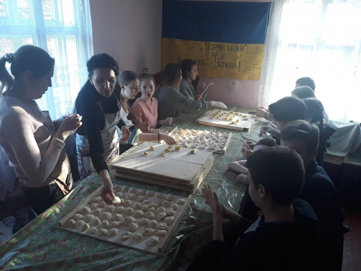 На Франківщині школярі наліпили 5 тисяч…