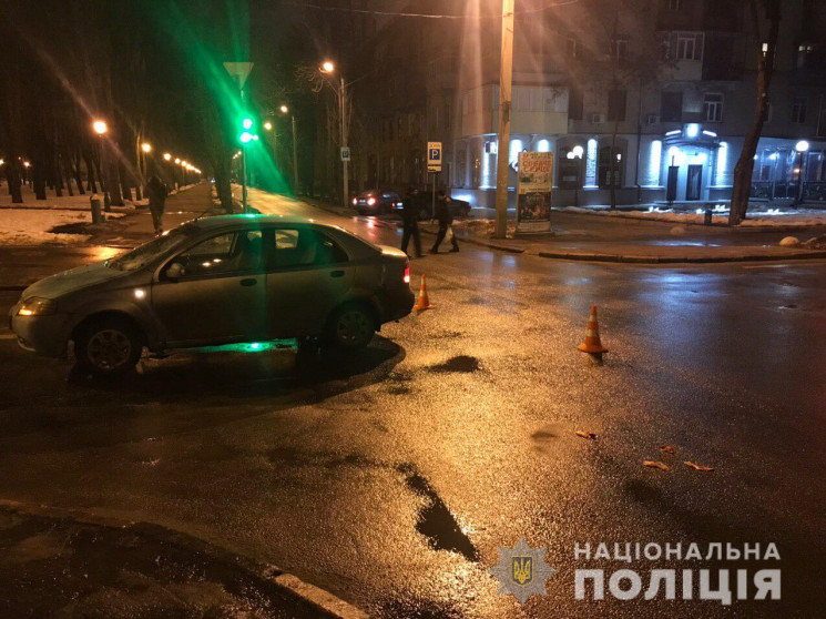 На перекрестке в Харькове пешеход "броси…