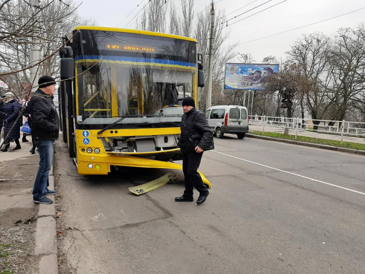 В Херсоне троллейбус с пассажирами попал…