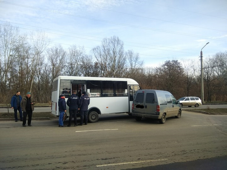 В Полтаве на Леваде маршрутка столкнулас…