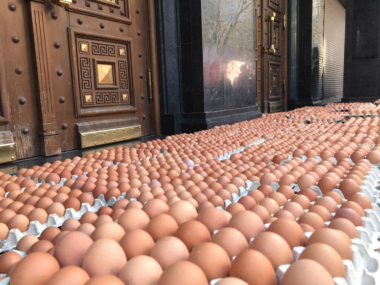 Офис Рябошапки "обложили" яйцами для кор…
